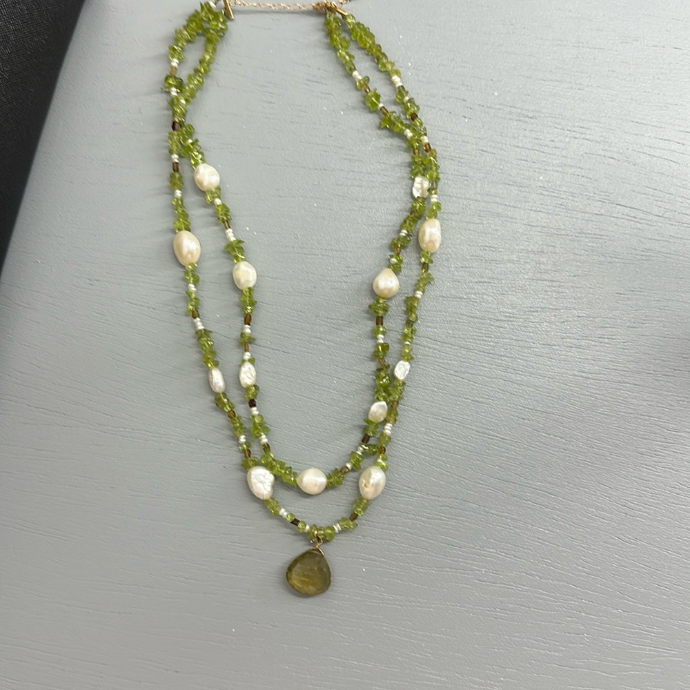 Double tier stone and pearl necklacw